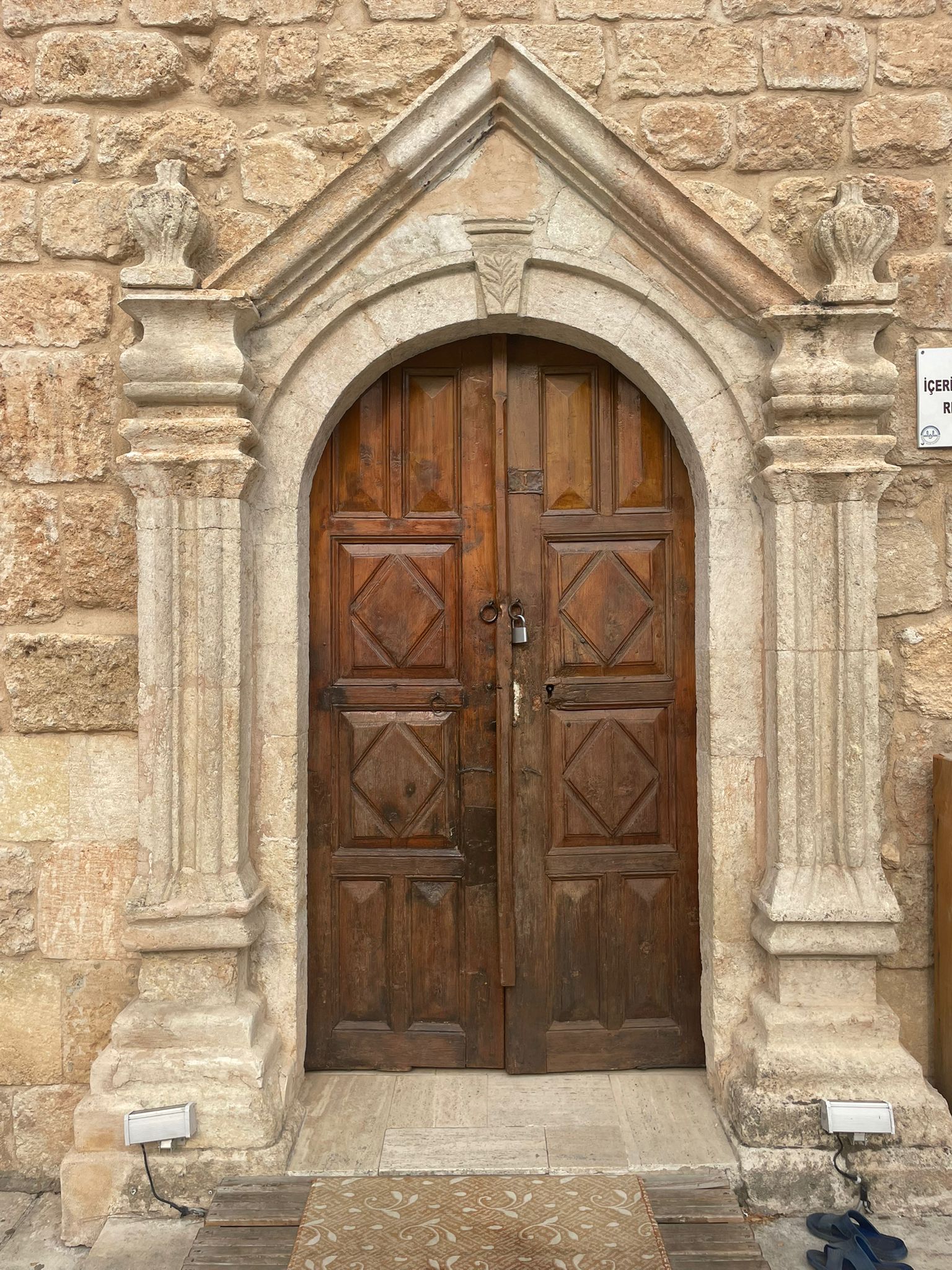 Hoşkadem Cami ve Dikilitaş Köyü